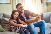 Far och dotter spelar spel tillsammans