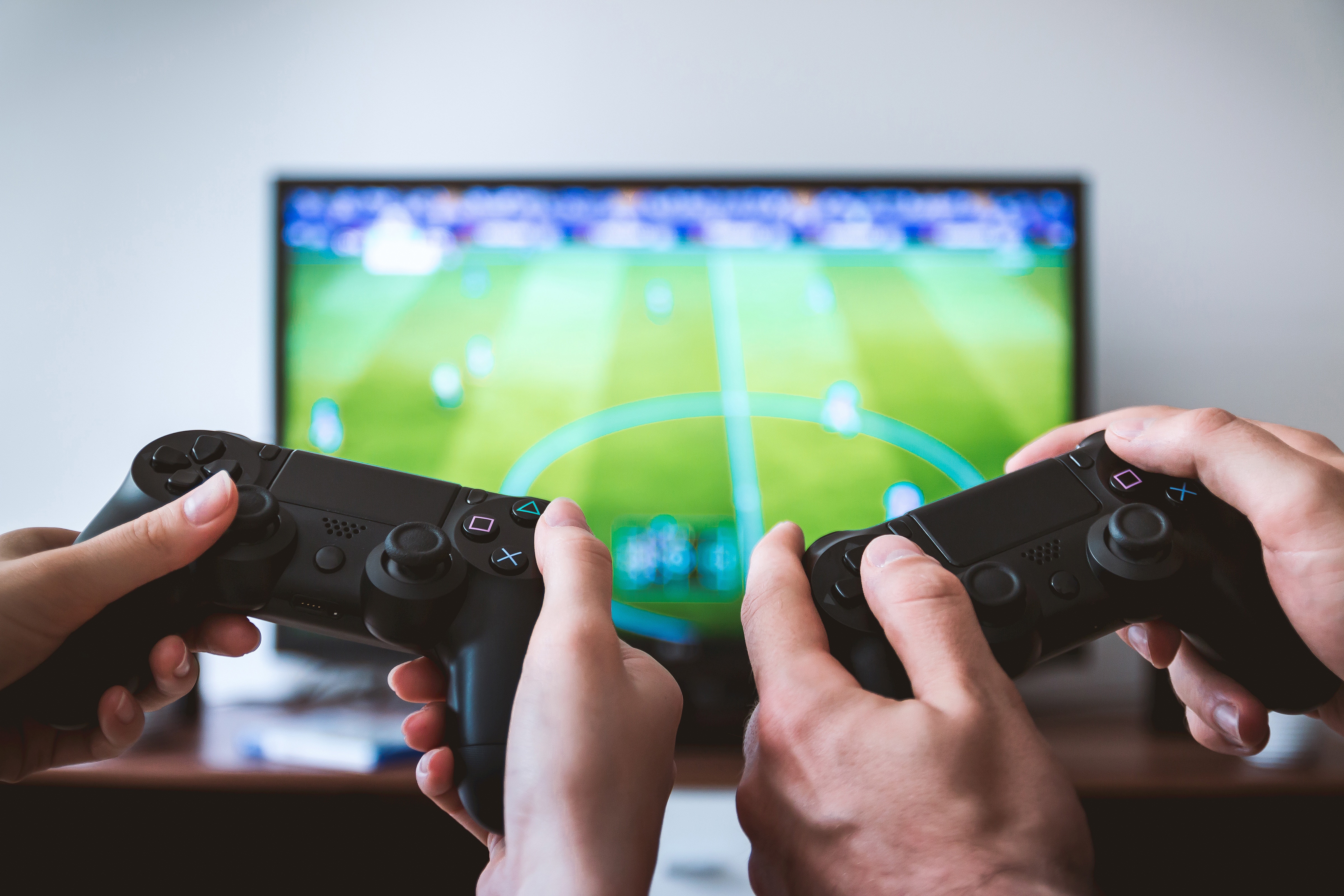 Två personer som spelar